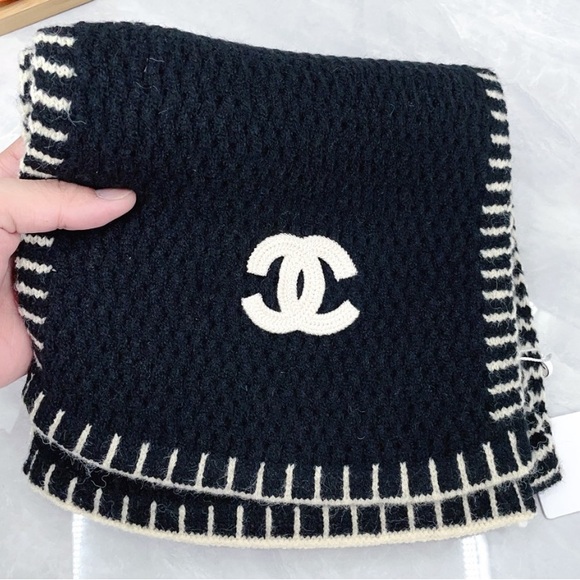 CHANEL Black and Cream Knit Scarf - Picture 5 of 6
